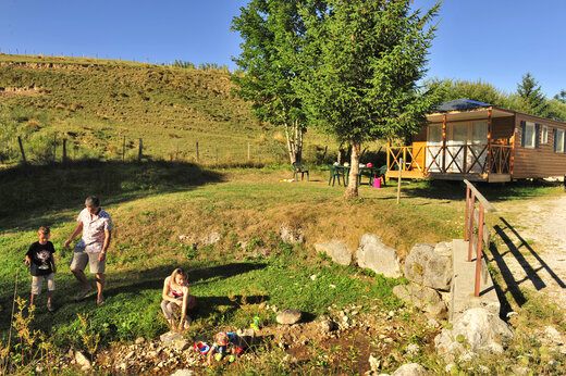 Mobilheim, Familie und Bach auf dem Campingplatz CAPFUN Oursi�re in Villard de Lans.
