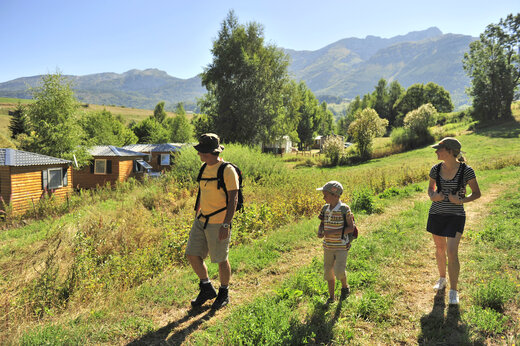 Familie wandert, Natur und Berge bei CAPFUN Oursière, Villard de Lans (38).