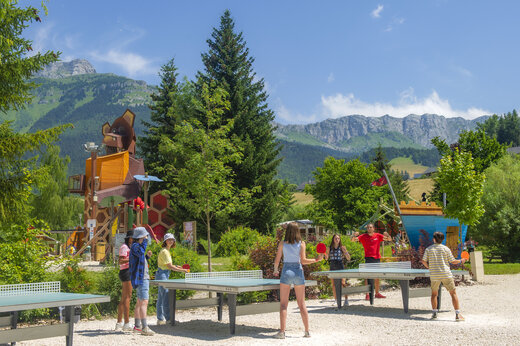 Jugendliche spielen Tischtennis, Spielplätze, Campingplatz CAPFUN Oursière in Villard de Lans.