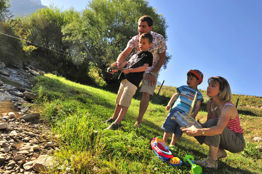 Familie angelt im Fluss mit Kindern auf dem Campingplatz CAPFUN Oursière in Villard de Lans (38)