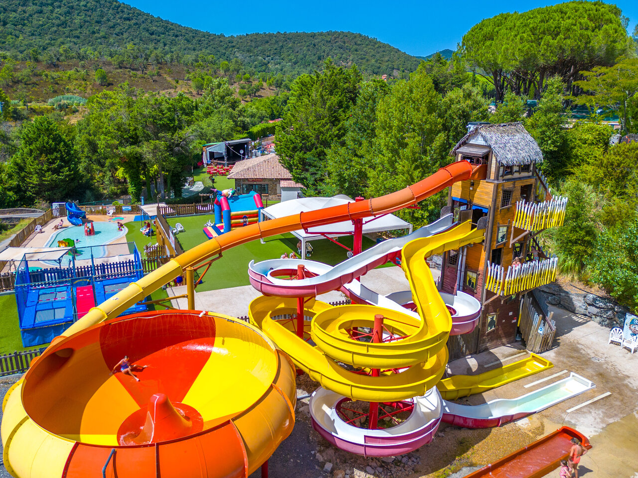 Riesen-Wasserrutschen, Pool und Kinderspiele auf dem Campingplatz CAPFUN Pachacaid in La Mole (83).