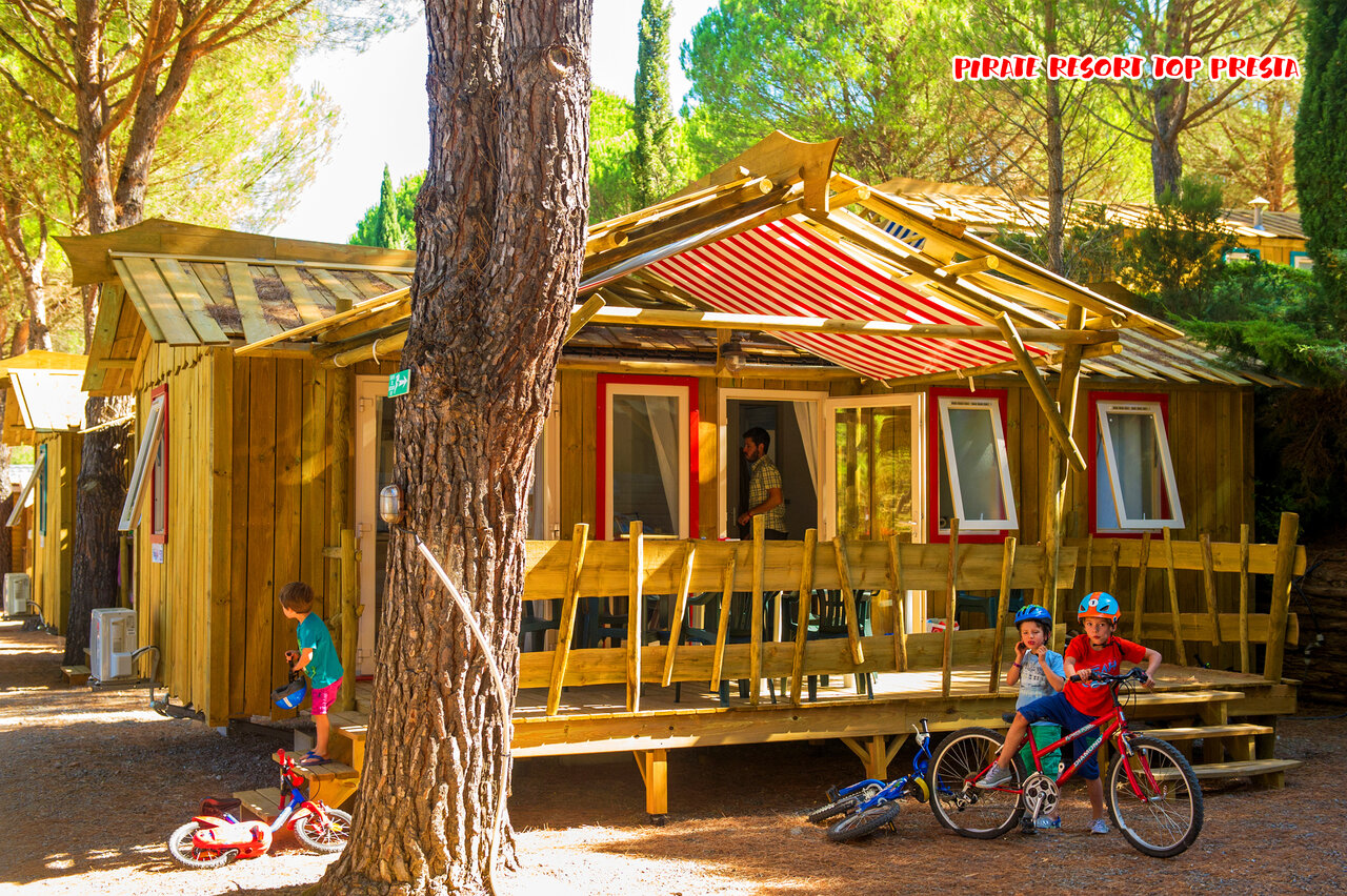 Holz-Mobilheim, Kinder mit Fahrr�dern am Campingplatz CAPFUN Pachacaid in La Mole (83).