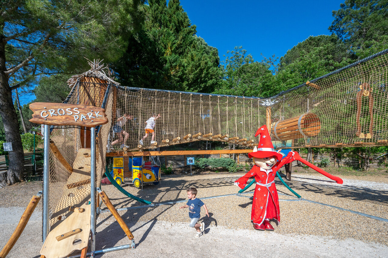 Abenteuerparcours Cross Park und Maskottchen auf dem Campingplatz CAPFUN Pachacaid in La Mole (83).