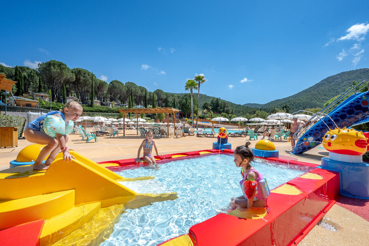 Spielerisches Schwimmbad und Wasserspiele f�r Kinder auf Camping CAPFUN Pachacaid in La Mole (83).