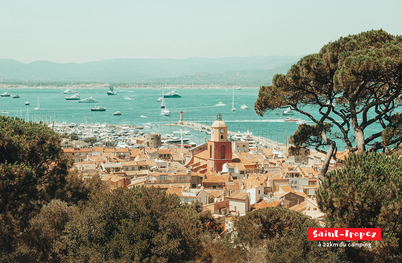 Hafen von Saint-Tropez mit Yachten und typischen H�usern der C�te d'Azur.