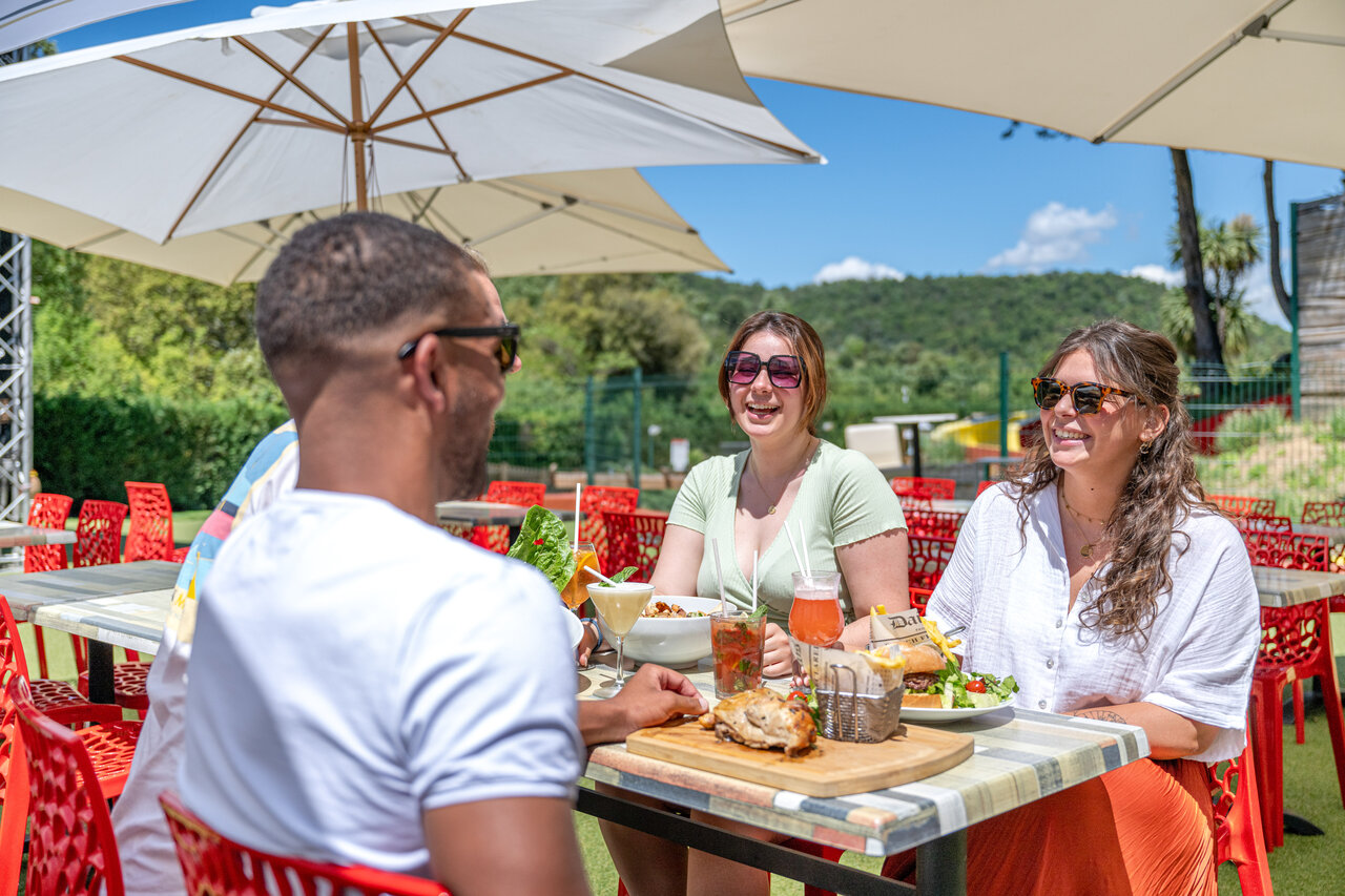 Au�enrestaurantterrasse mit G�sten auf dem Campingplatz CAPFUN Pachacaid in La Mole (83).