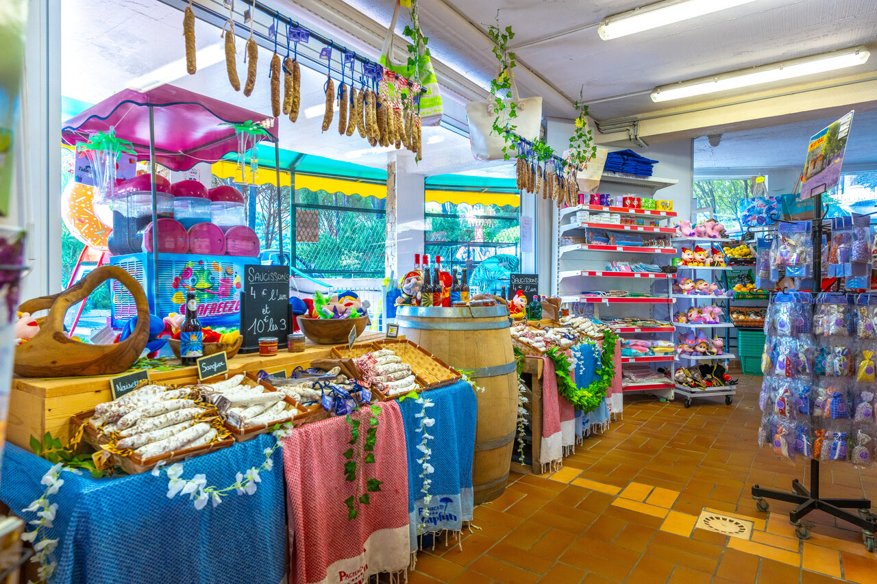 Campingladen, Wurstwaren, W�rste, Getr�nke im CAPFUN Pachacaid, La Mole (83).