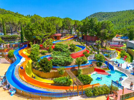 Wasserpark mit Rutschen und Pools auf dem Campingplatz CAPFUN Pachacaid in La Mole (83).