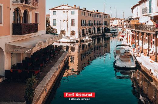 Kanäle und farbenfrohe Häuser von Port Grimaud, Lagunenstadt nahe La Mole (Var).