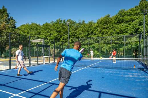 Blauer Padelplatz mit vier Personen spielend auf dem Campingplatz CAPFUN Pachacaid in La Mole (83).