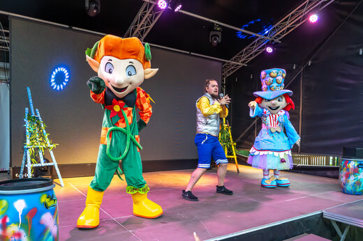 Maskottchen und Animateur auf der Bühne für Animation auf dem Campingplatz CAPFUN Pachacaid.