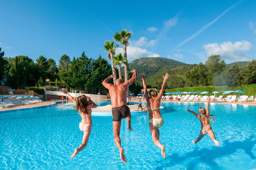 Außenpool, Familie springt fröhlich auf dem Campingplatz CAPFUN Pachacaid in La Mole (83).