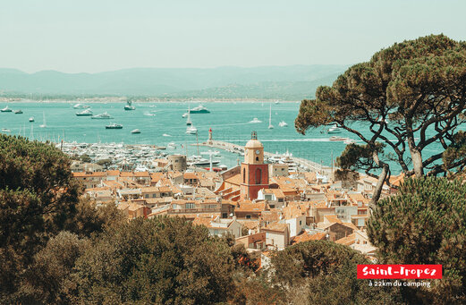 Hafen von Saint-Tropez mit ikonischem Glockenturm und Yachten, Côte d'Azur.