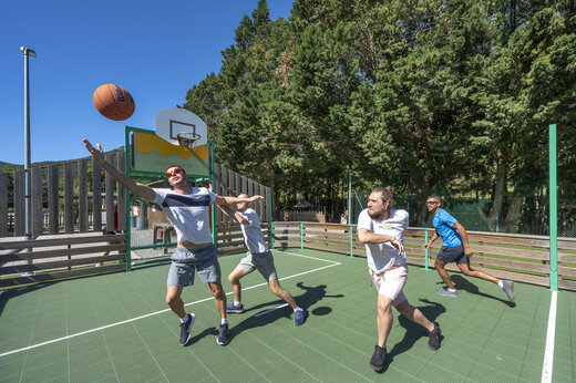 Basketball auf Multisportplatz, Camping CAPFUN Pachacaid in La Mole (83).
