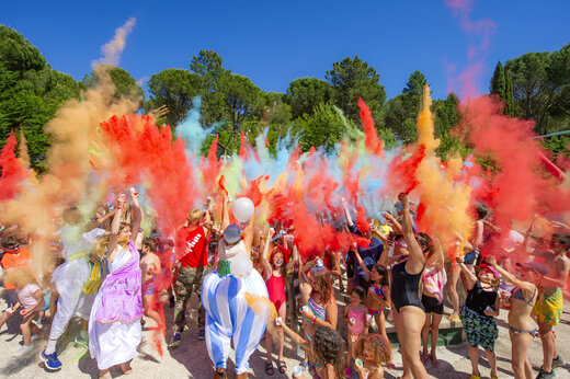 Bunte Animation mit Holi-Pulver und Teilnehmern auf Camping CAPFUN Pachacaid, La Mole (83).