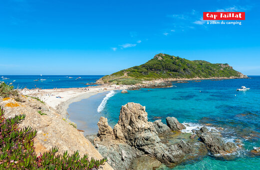 Feiner Sandstrand und türkisfarbenes Wasser am Cap Taillat, nahe La Mole.