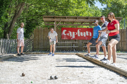 Boule-Spieler auf dem Bouleplatz auf dem Campingplatz CAPFUN Pachacaid in La Mole (83).