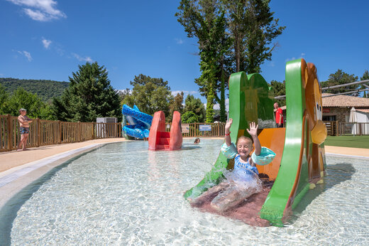 Wasserrutschen und Kinderbecken auf Camping CAPFUN Pachacaid in La Mole (83).