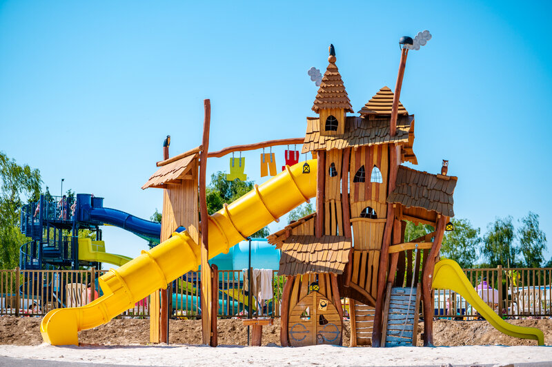 Carabouille Spielplatz - H�lzerne Spielstruktur und Wasserrutschen auf Campingplatz CAPFUN Pachy in FOSSES LA VILLE