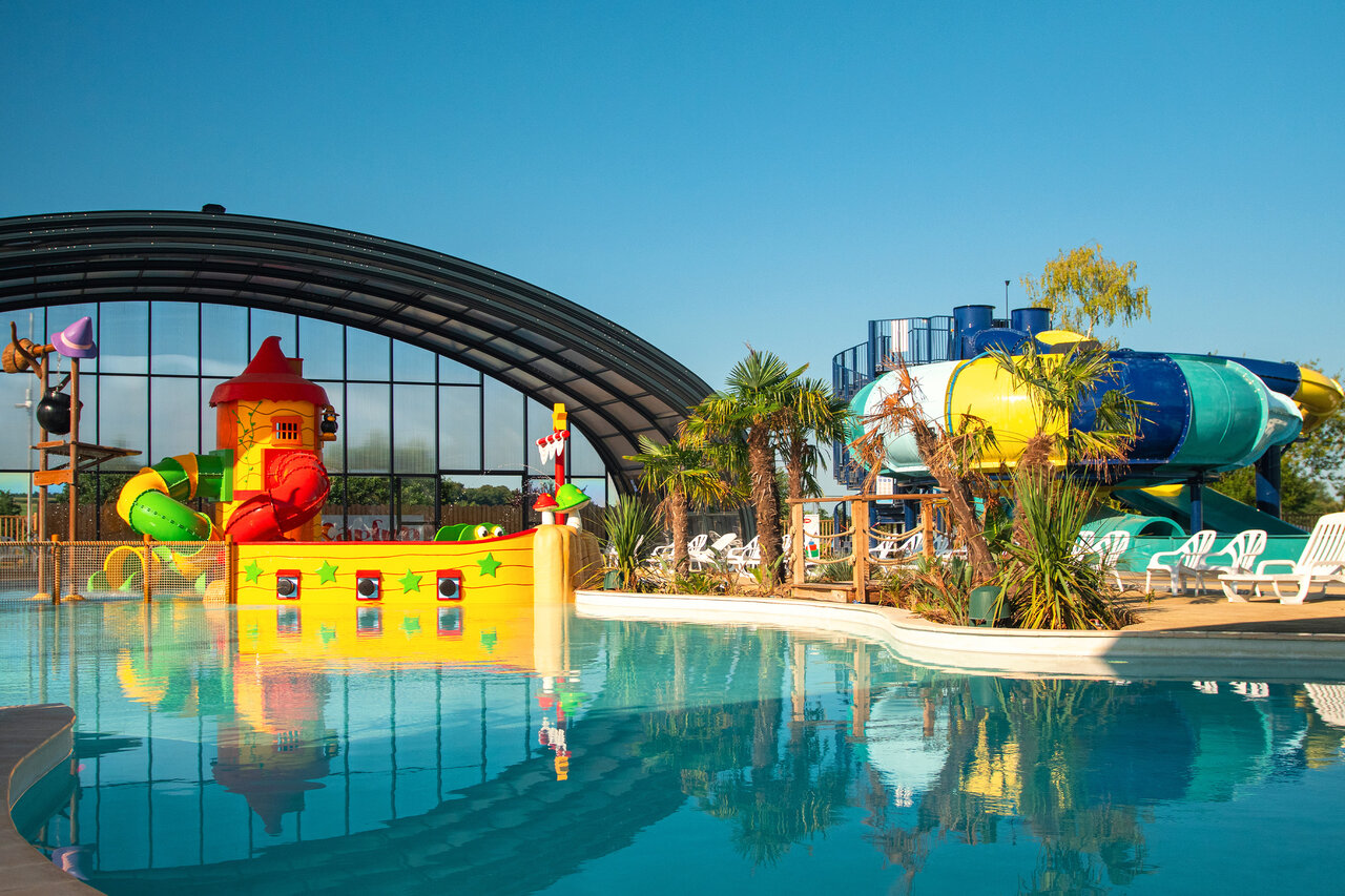 Au�enpool, Spielschiff und Wasserrutschen bei CAPFUN Pachy, FOSSES LA VILLE