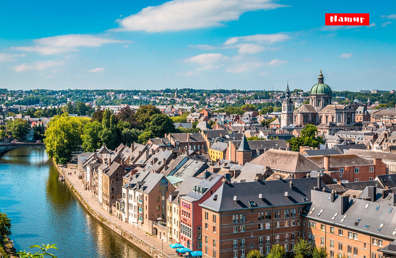 Stadt Namur in Belgien, mit der Maas und der Kathedrale Saint-Aubain.