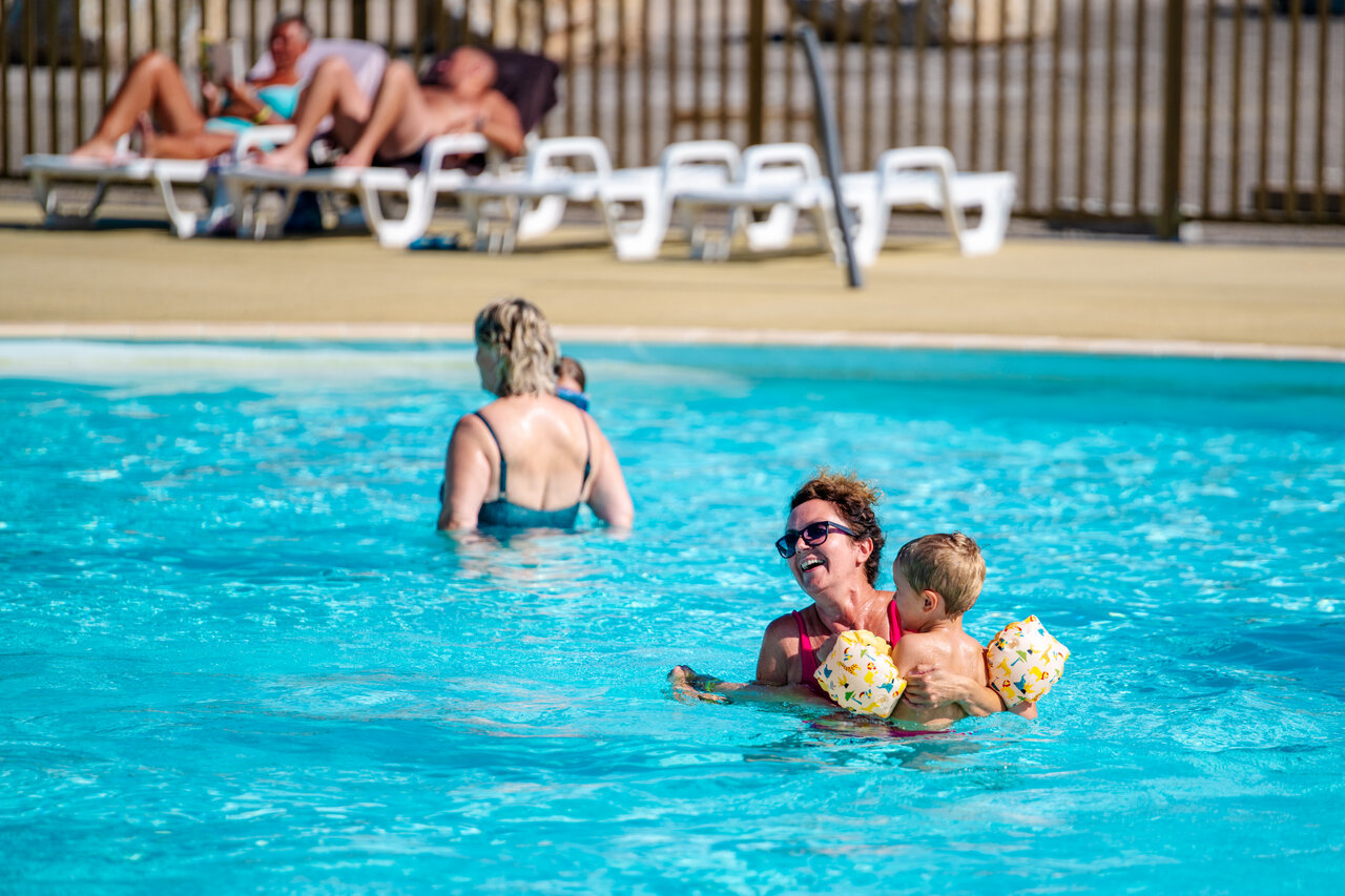 Frau und Kind l�cheln im Freibad auf Campingplatz CAPFUN Pachy in FOSSES LA VILLE.