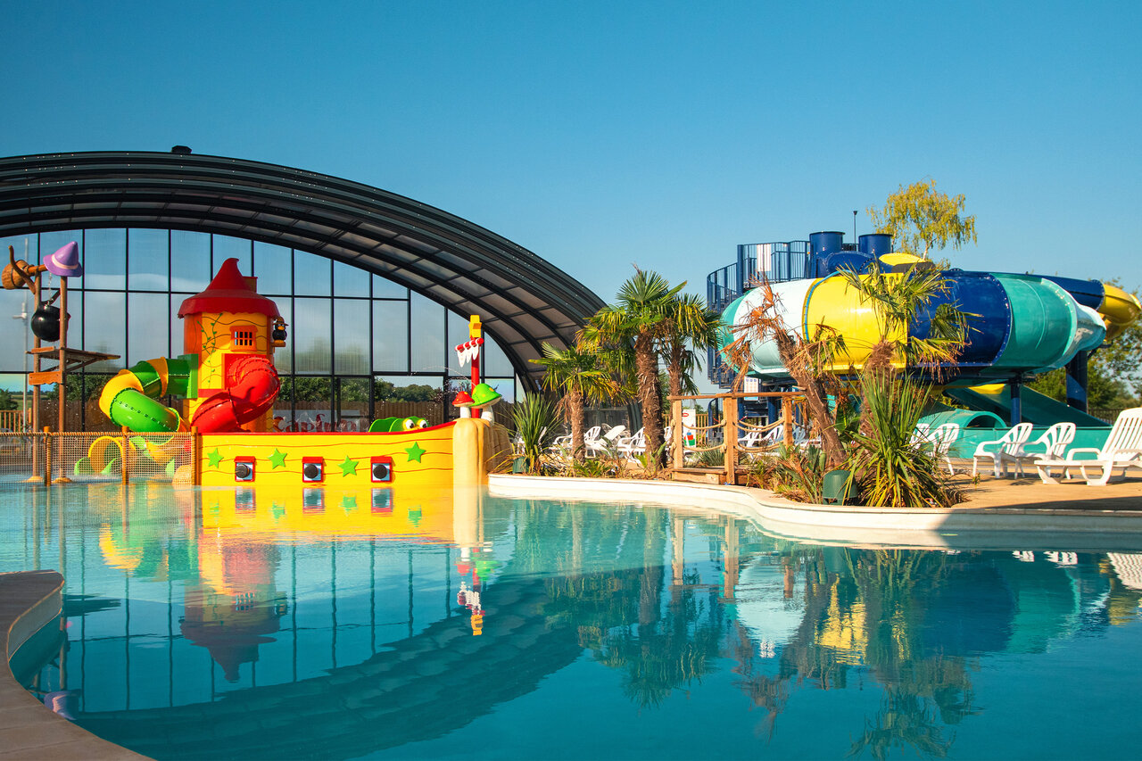 Schwimmbad mit Piratenschiff und Rutschen auf dem Campingplatz CAPFUN Pachy in FOSSES LA VILLE.