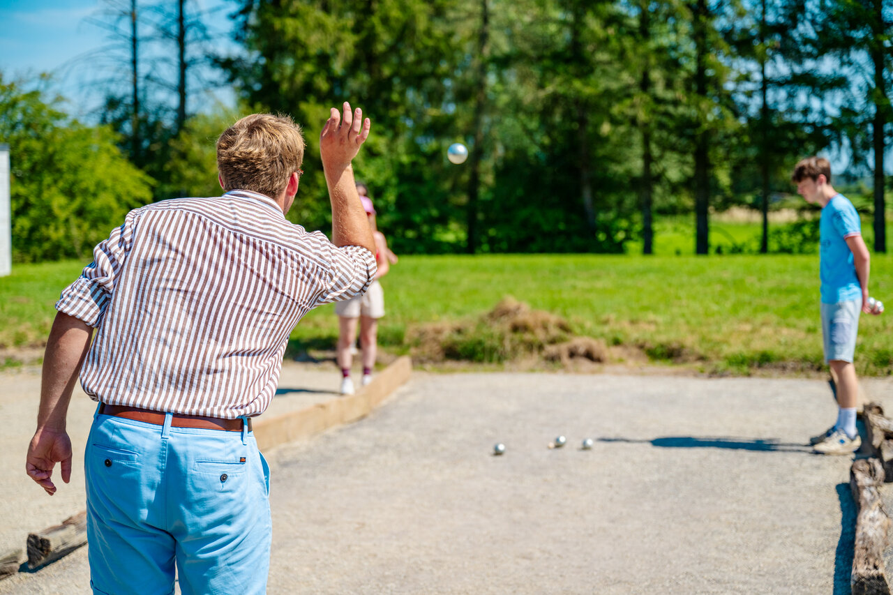 Boule-Spieler auf dem speziellen Platz auf dem Campingplatz CAPFUN Pachy in FOSSES LA VILLE.