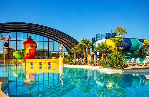 Piscine ext�rieure, toboggans et jeux aquatiques au camping CAPFUN Pachy � FOSSES LA VILLE.