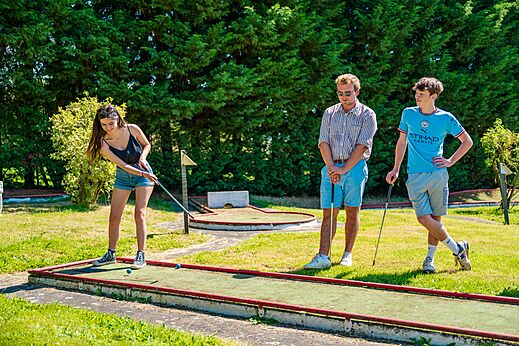 Jugendliche spielen Minigolf auf einem gr�nen Platz auf dem Campingplatz CAPFUN Pachy in FOSSES LA VILLE.