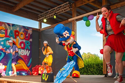Spectacle d'animation avec mascotte et animateurs sur sc�ne au camping CAPFUN Pachy � FOSSES LA VILLE.