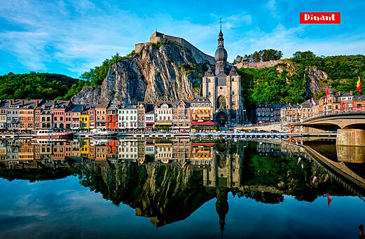 Dinant, sa citadelle, coll�giale et maisons color�es le long de la Meuse.