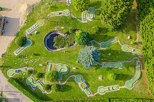 Minigolfplatz und Teich, Luftaufnahme am Campingplatz CAPFUN Pachy in FOSSES LA VILLE.