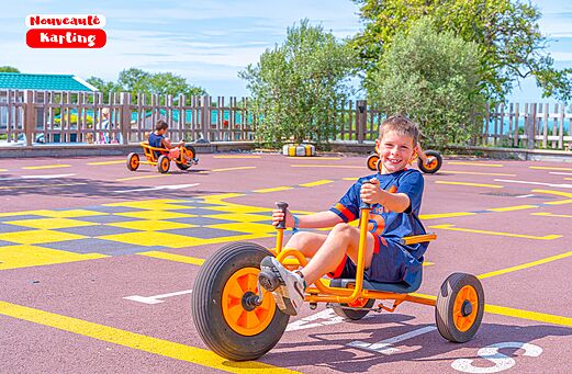 L�chelndes Kind Pedal-Karting Campingplatz CAPFUN Pachy in FOSSES LA VILLE.