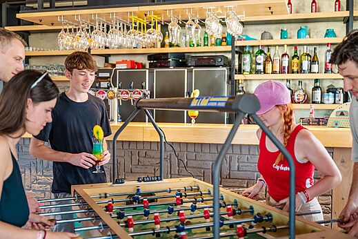 Partie de baby-foot anim�e et bar convivial au camping CAPFUN Pachy � FOSSES LA VILLE.