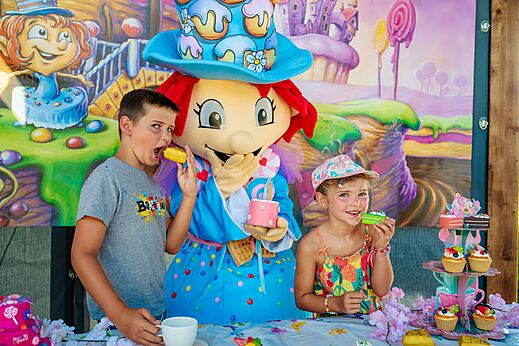 Kinder und Maskottchen bei s��er Animation im Camping CAPFUN Pachy in FOSSES LA VILLE.