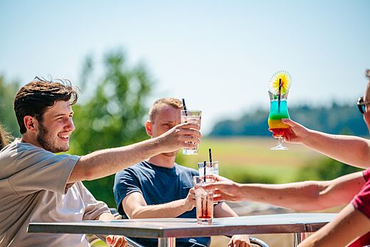 Freunde sto�en mit Getr�nken an der Bar des Campingplatzes CAPFUN Pachy in FOSSES LA VILLE an.
