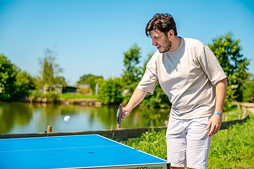 Partie de tennis de table en ext�rieur au camping CAPFUN Pachy � FOSSES LA VILLE.