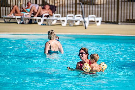 Piscine ext�rieure avec femme et enfant au camping CAPFUN Pachy � FOSSES LA VILLE.
