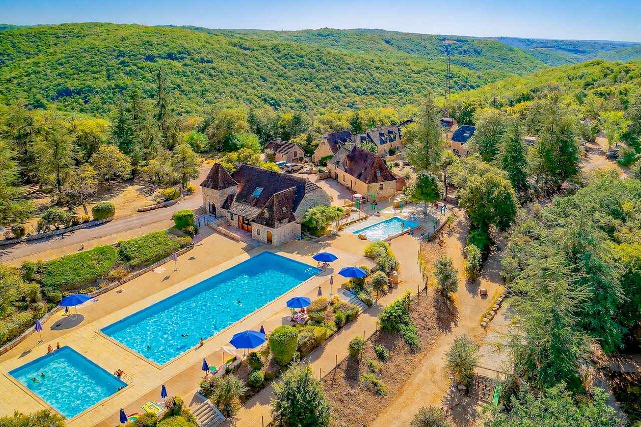 Vista a�rea de piscinas exteriores y edificios en camping VAGUES OCEANES Paille Basse en Souillac (46).