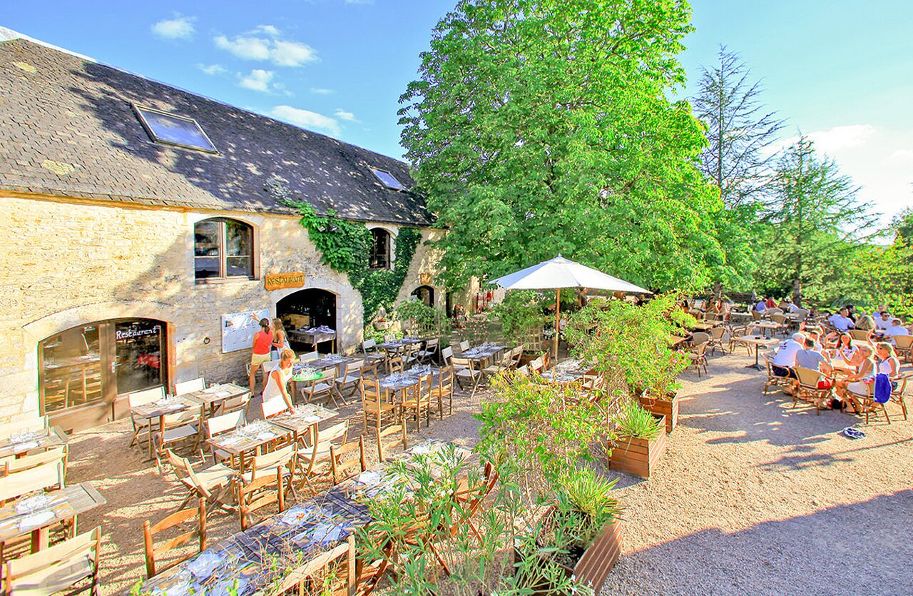 Terraza de restaurante exterior animada en el camping VAGUES OCEANES Paille Basse en Souillac (46).