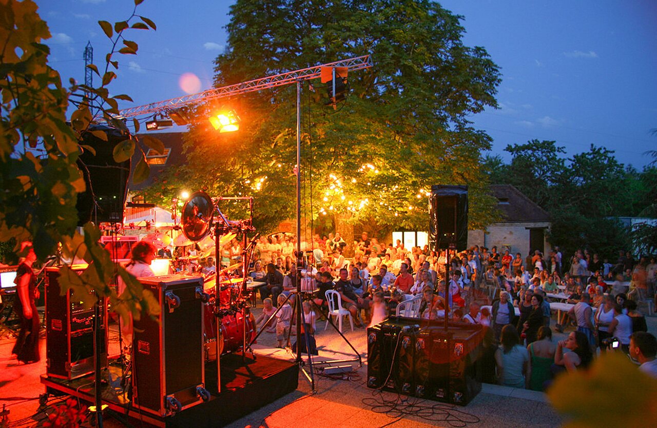 Animaci�n musical exterior en camping VAGUES OCEANES Paille Basse, Souillac (46).