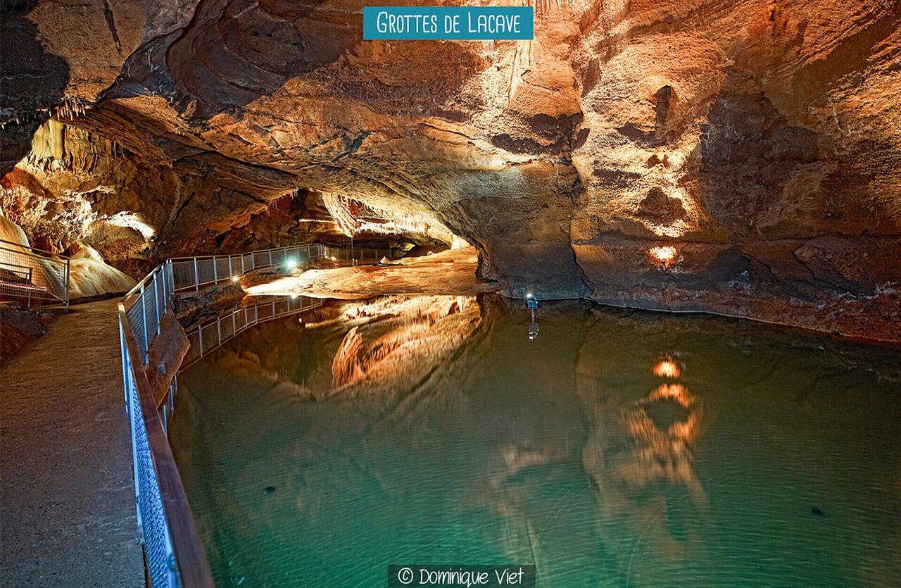 Grutas de Lacave con lago subterr�neo y sendero, para visitar cerca de Souillac.
