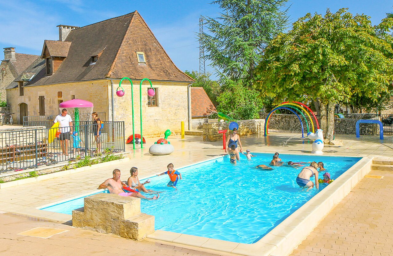 Piscina exterior, juegos acu�ticos para ni�os, camping VAGUES OCEANES Paille Basse Souillac (46).