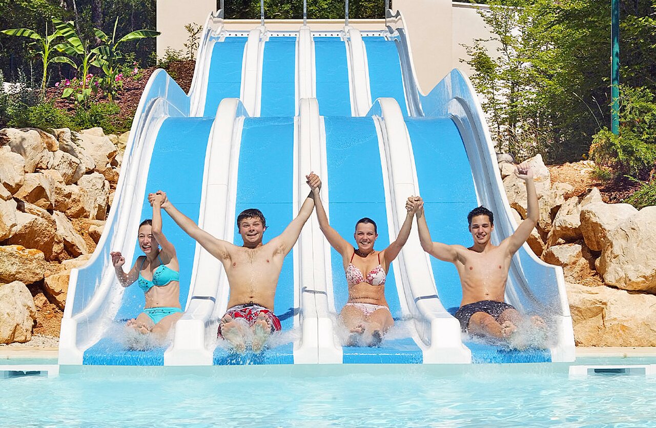 Toboganes, piscina, risas en el camping VAGUES OCEANES Paille Basse en Souillac (46).
