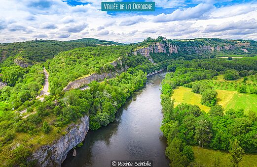 Dordogne-Tal, gewundener Fluss und gr�ne Klippen nahe Souillac.
