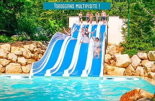 Mehrere Wasserrutschen und Schwimmbad auf dem Campingplatz VAGUES OCEANES Paille Basse.