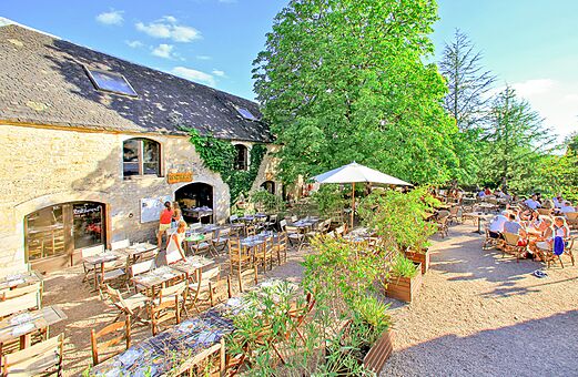 Belebte Au�enterrasse des Restaurants auf dem Campingplatz VAGUES OCEANES Paille Basse in Souillac (46).