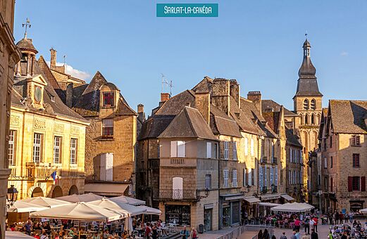 Lebhafter historischer Platz in Sarlat-la-Can�da, Dordogne, mit Restaurantterrassen.