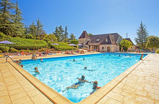 Familie buitenzwembad met zwemmers op camping VAGUES OCEANES Paille Basse in Souillac (46).